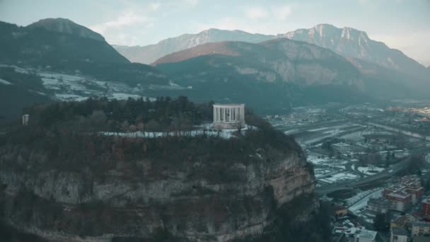 Вид с воздуха на Досс Тренто, главную историческую достопримечательность Тренто, Италия — стоковое видео