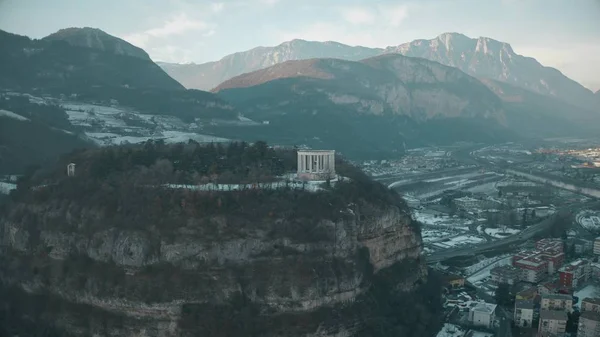 Vista aérea de Doss Trento, un importante hito histórico de Trento, Italia —  Fotos de Stock