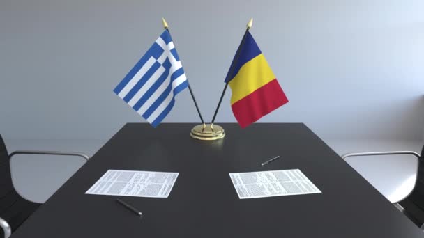 Флаги Греции и Румынии и бумаги на столе. Переговоры и подписание международного соглашения. Концептуальная 3D анимация — стоковое видео