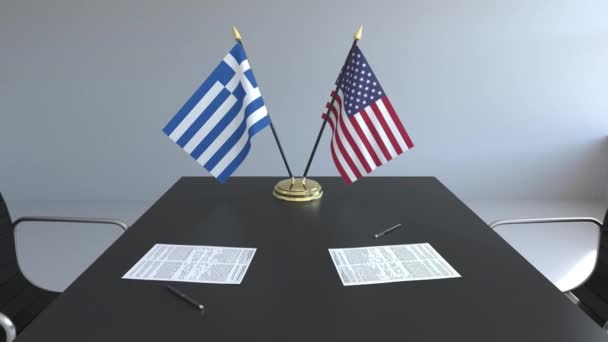 Banderas de Grecia y Estados Unidos y documentos sobre la mesa. Negociaciones y firma de un acuerdo internacional. Animación 3D conceptual — Vídeos de Stock