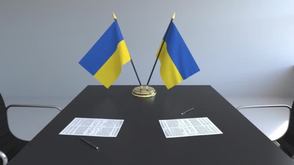 Флаги Украины и бумаги на столе. Переговоры и подписание соглашения. Концептуальная 3D анимация — стоковое видео