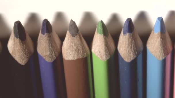 Деревянные цветные карандаши — стоковое видео