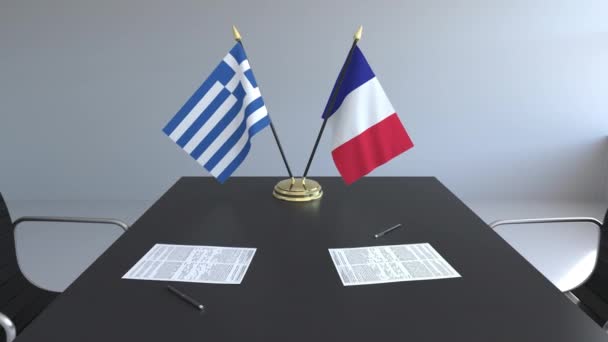Flaggen von Griechenland und Frankreich und Papiere auf dem Tisch. Verhandlungen und die Unterzeichnung eines internationalen Abkommens. konzeptionelle 3D-Animation — Stockvideo