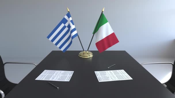 Lijst van vlaggen van Griekenland en Italië en papieren op de tafel. Onderhandelingen en ondertekening van een internationale overeenkomst. Conceptuele 3d animatie — Stockvideo