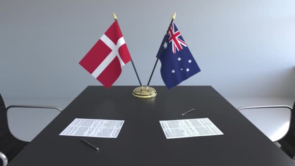 Danimarka ve Avustralya ve kağıtları masaya bayrakları. Müzakereler ve uluslararası bir anlaşma imzalama. Kavramsal 3d animasyon — Stok video