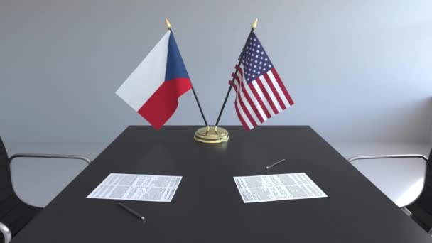 Banderas de la República Checa y los Estados Unidos y documentos sobre la mesa. Negociaciones y firma de un acuerdo internacional. Animación 3D conceptual — Vídeo de stock