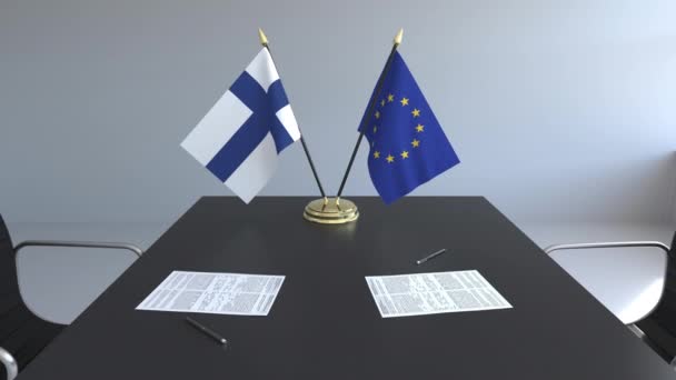 Flaggen Finnlands und der Europäischen Union und Papiere auf dem Tisch. Verhandlungen und die Unterzeichnung eines internationalen Abkommens. konzeptionelle 3D-Animation — Stockvideo