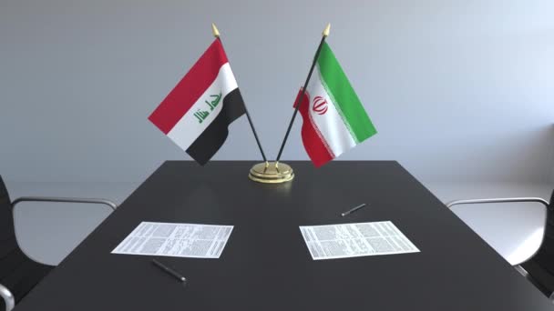 Irakische und iranische Flaggen und Papiere auf dem Tisch. Verhandlungen und die Unterzeichnung eines internationalen Abkommens. konzeptionelle 3D-Animation — Stockvideo