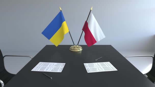 Flaggen der Ukraine und Polens und Papiere auf dem Tisch. Verhandlungen und die Unterzeichnung eines internationalen Abkommens. konzeptionelle 3D-Animation — Stockvideo