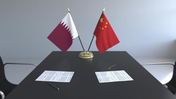 Zászlók, Katar és Kína és papírok az asztalon. A tárgyalások és a nemzetközi megállapodást. Fogalmi 3d animáció — Stock videók
