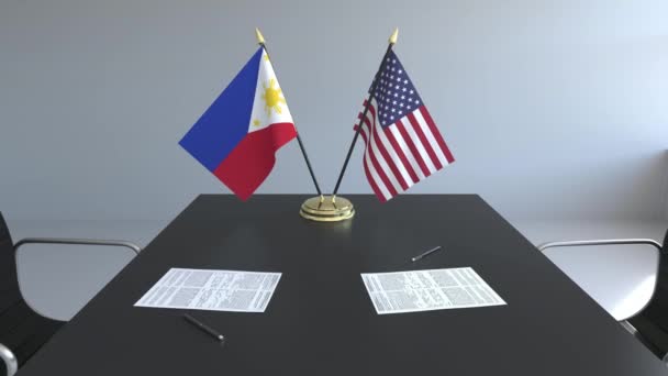 Banderas de Filipinas y los Estados Unidos de América y documentos sobre la mesa. Negociaciones y firma de un acuerdo internacional. Animación 3D conceptual — Vídeo de stock