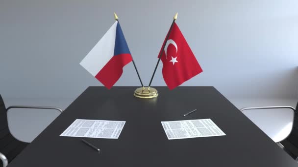 Banderas de la República Checa y Turquía y documentos sobre la mesa. Negociaciones y firma de un acuerdo internacional. Animación 3D conceptual — Vídeo de stock