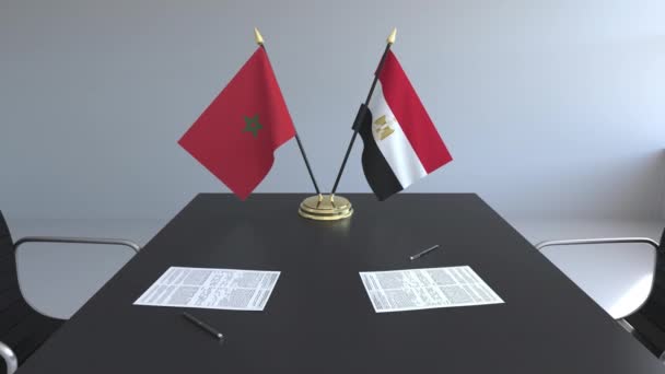 Flaggen Marokkos und Ägyptens und Papiere auf dem Tisch. Verhandlungen und die Unterzeichnung eines internationalen Abkommens. konzeptionelle 3D-Animation — Stockvideo