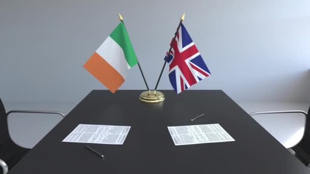 Flaggen Irlands und des vereinigten Königreichs und Papiere auf dem Tisch. Verhandlungen und die Unterzeichnung eines internationalen Abkommens. konzeptionelle 3D-Animation — Stockvideo