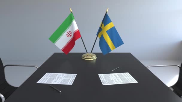 Bandiere dell'Iran e della Svezia carte sul tavolo. Negoziati e firma di un accordo internazionale. Animazione 3D concettuale — Video Stock