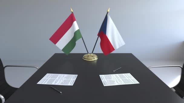 Flaggen Ungarns und der Tschechischen Republik und Papiere auf dem Tisch. Verhandlungen und die Unterzeichnung eines internationalen Abkommens. konzeptionelle 3D-Animation — Stockvideo