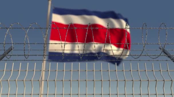 철 조망 울타리 뒤에 코스타리카의 defocused 흔들며 깃발. Loopable 3d 애니메이션 — 비디오
