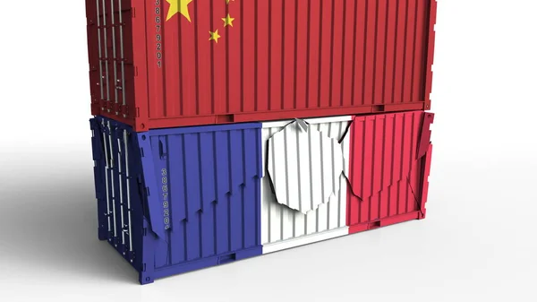 Contenedor con bandera de China rompe contenedor de carga con bandera de Francia. Guerra comercial o conflicto económico relacionado con la representación conceptual 3D — Foto de Stock