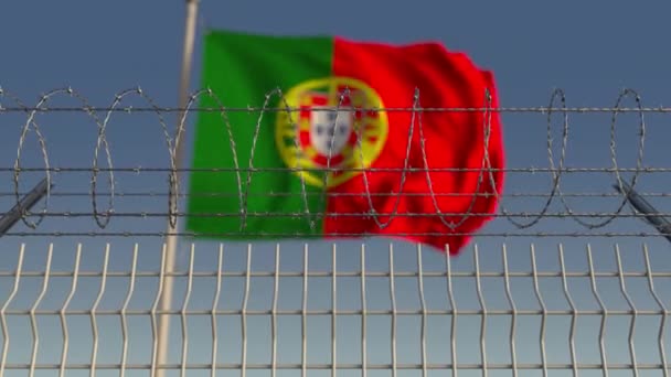 Drapeau ondulé déconcentré du Portugal derrière une clôture en fil de fer barbelé. Animation 3D bouclable — Video