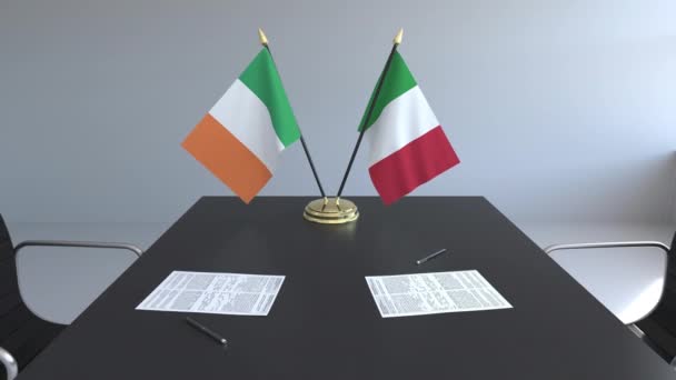 Flagi, Irlandia i Włochy oraz dokumentacją na stole. Negocjacji i podpisywania umowy międzynarodowej. Koncepcyjne animacji 3d — Wideo stockowe