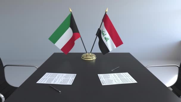 Bandiere del Kuwait e dell'Iraq e documenti sul tavolo. Negoziati e firma di un accordo internazionale. Animazione 3D concettuale — Video Stock