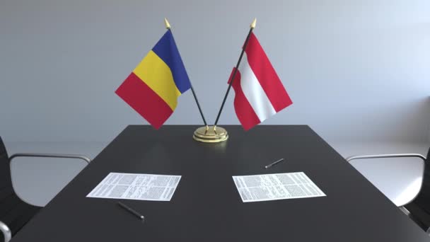 Флаги Румынии и Австрии и бумаги на столе. Переговоры и подписание международного соглашения. Концептуальная 3D анимация — стоковое видео