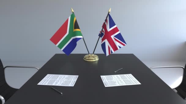 Drapeaux de l'Afrique du Sud et du Royaume-Uni et documents sur la table. Négociations et signature d'un accord international. Animation 3D conceptuelle — Video