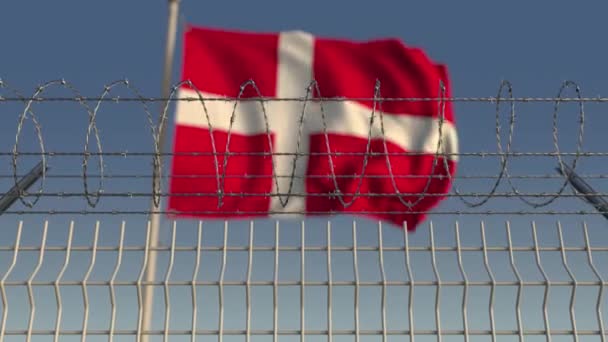 在有刺的铁丝栅栏后面, 模糊飘扬着丹麦的旗帜。可循环3d 动画 — 图库视频影像