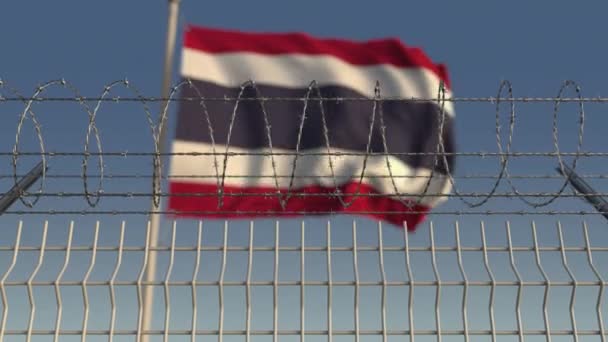 Verschwommene wehende thailändische Flagge hinter Stacheldrahtzaun. Schlupflöcher 3D-Animation — Stockvideo