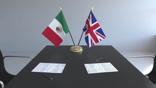 Flaggen Mexikos und des vereinigten Königreichs und Papiere auf dem Tisch. Verhandlungen und die Unterzeichnung eines internationalen Abkommens. konzeptionelle 3D-Animation — Stockvideo