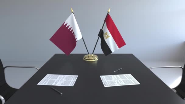 Flaggen von Katar und Ägypten und Papiere auf dem Tisch. Verhandlungen und die Unterzeichnung eines internationalen Abkommens. konzeptionelle 3D-Animation — Stockvideo