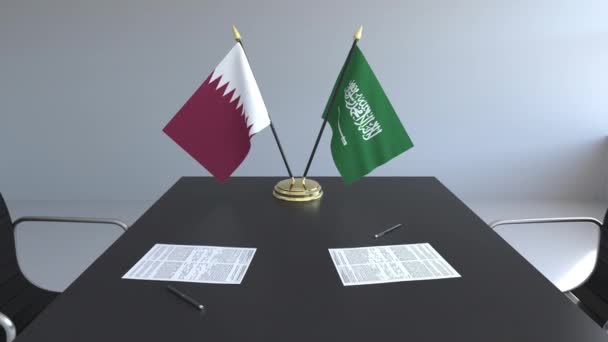 Bayraklar, Katar, Suudi Arabistan ve kağıtları masaya. Müzakereler ve uluslararası bir anlaşma imzalama. Kavramsal 3d animasyon — Stok video