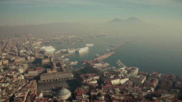 Flygfoto över Naples hamnen och berömda berget Vesuvius, Italien — Stockfoto