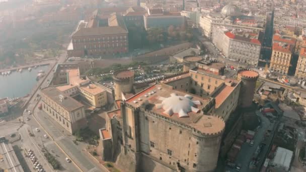 Luchtfoto van Castel Nuovo kasteel in Napels, Italië — Stockvideo