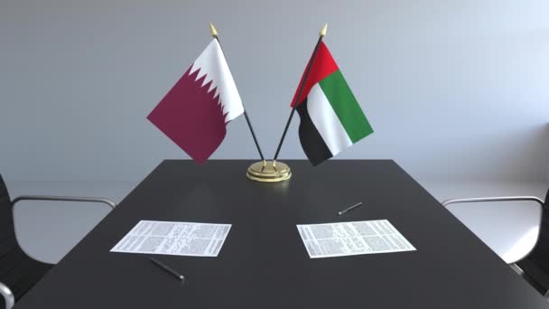 カタールおよびアラブ首長国連邦とテーブルの上の論文のフラグです。交渉と国際協定に署名します。概念の 3 d アニメーション — ストック動画