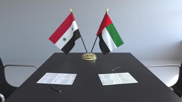 Bandeiras da Síria e dos Emirados Árabes Unidos e documentos na mesa. Negociações e assinatura de um acordo internacional. Animação 3D conceitual — Vídeo de Stock