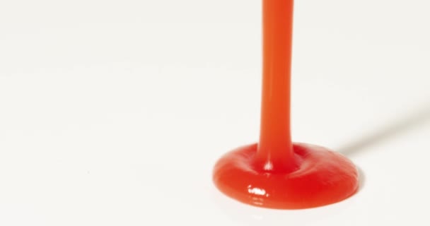 Verser de la sauce tomate rouge sur l'assiette, plan rapproché au ralenti — Video