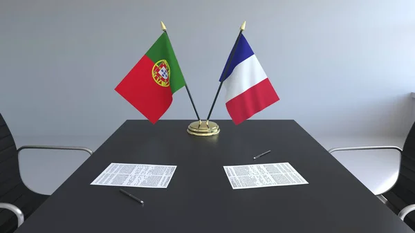 Прапори Португалії та Франції і документи на столі. Переговорів і підписання міжнародного договору. Концептуальна 3d-рендерінг — стокове фото