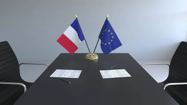 Flaggen von Frankreich und der Europäischen Union und Papiere auf dem Tisch. Verhandlungen und die Unterzeichnung eines internationalen Abkommens. konzeptionelles 3D-Rendering — Stockfoto