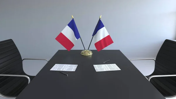 Σημαίες της Γαλλίας και χαρτιά στο τραπέζι. Οι διαπραγματεύσεις και η υπογραφή μιας συμφωνίας. Εννοιολογική 3d rendering — Φωτογραφία Αρχείου