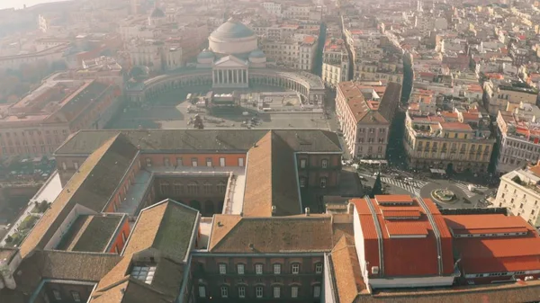 A légi felvétel a Palazzo Reale di Napoli és a királyi palota, a Teatro di San Carlo és a Piazza del Plebiscito tér, Nápoly, Olaszország — Stock Fotó