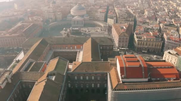 Vista aérea del Palazzo Reale di Napoli o Palacio Real, Teatro di San Carlo y Piazza del Plebiscito en Nápoles, Italia — Vídeo de stock