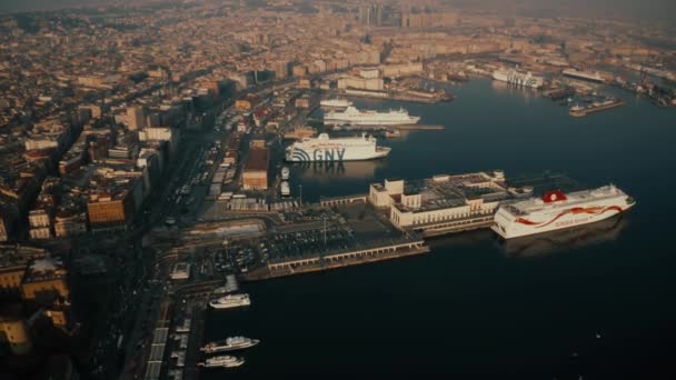 НАПЛЕС (ИТАЛИЯ) - 29 декабря 2018 года. Вид с воздуха на терминал круизных лайнеров Stazione Marittima — стоковое видео