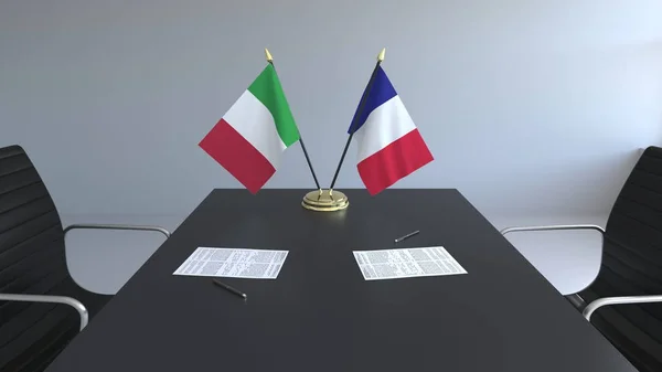 イタリアとフランスとテーブルの上の論文のフラグです。交渉と国際協定に署名します。概念 3 d レンダリング — ストック写真