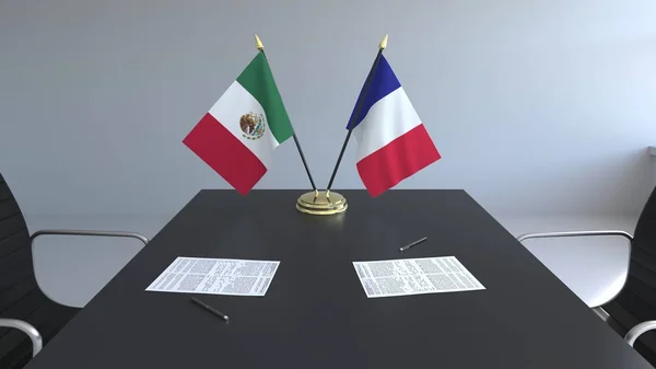 Флаги Мексики и Франции и бумаги на столе. Переговоры и подписание международного соглашения. Концептуальная 3D рендеринг — стоковое фото