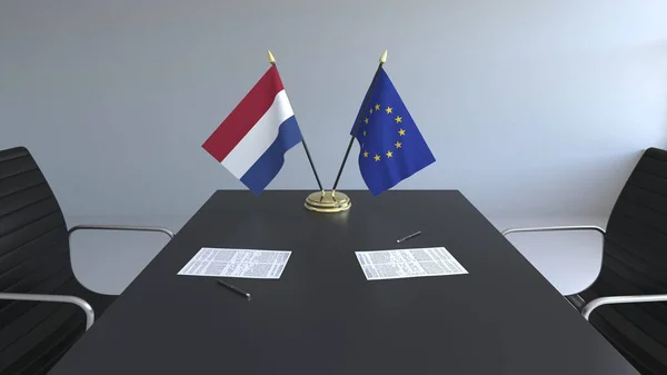 Flagi z Holandii i Unii Europejskiej UE i dokumentacją na stole. Negocjacji i podpisywania umowy międzynarodowej. Konceptualna renderowania 3d — Zdjęcie stockowe
