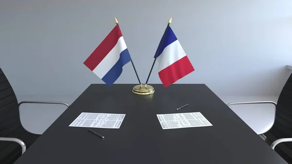 Drapeaux des Pays-Bas et de la France et papiers sur la table. Négociations et signature d'un accord international. rendu 3D conceptuel — Photo