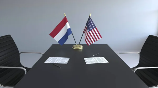 Banderas de los Países Bajos y Estados Unidos y documentos sobre la mesa. Negociaciones y firma de un acuerdo internacional. Renderizado 3D conceptual —  Fotos de Stock