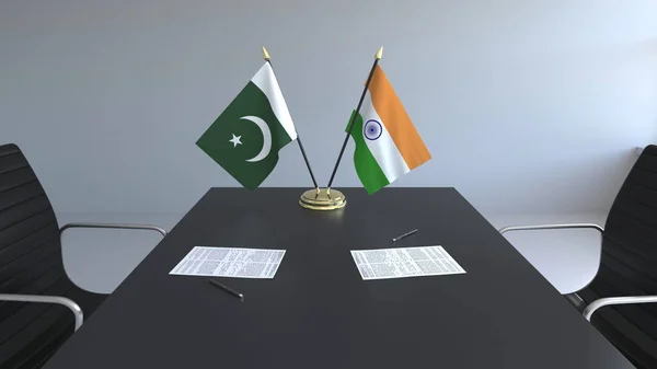 Flagi Pakistan i Indie i dokumentacją na stole. Negocjacji i podpisywania umowy międzynarodowej. Konceptualna renderowania 3d — Zdjęcie stockowe
