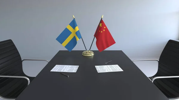 Bandeiras da Suécia e da China e papéis na mesa. Negociações e assinatura de um acordo internacional. Renderização 3D conceitual — Fotografia de Stock